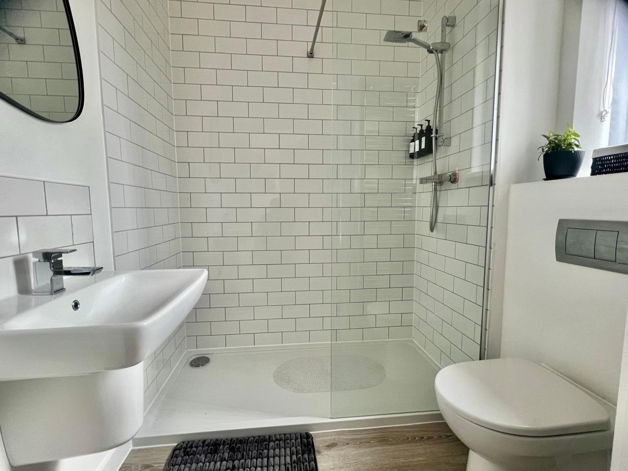 The Parkes A Stylish 3Br House, 5 Mins From Central Birmingham Close To The Edgbaston Stadium, The Hippodrome, Uob, Aston And Bcu, China Town, Kings Heath Bhx Airport And Much More Esterno foto